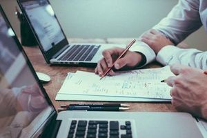 Τη Δευτέρα ξεκινά η υποβολή φορολογικών δηλώσεων – Μειώσεις τεκμηρίων και νέοι κωδικοί στο Ε1