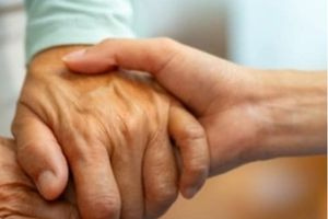 Στο εδώλιο 77χρονη που “ξανά” χτύπησε τον 82χρονο σύζυγό της με κινητικά προβλήματα