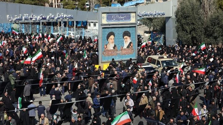 Πλήθη Ιρανών μετείχαν στην προσευχή της Παρασκευής κατά την 7η ημέρα του πολέμου