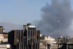 Ο ισραηλινός στρατός δηλώνει ότι τα πλήγματά του “συνεχίζουν να κλονίζουν” το ιρανικό “καθεστώς”