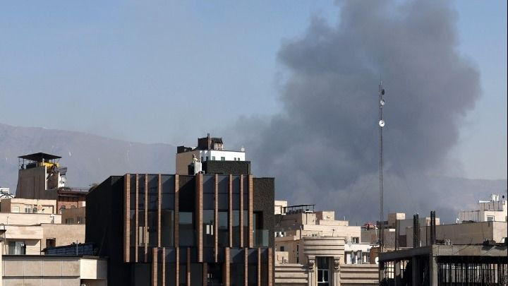 Ο ισραηλινός στρατός δηλώνει ότι τα πλήγματά του “συνεχίζουν να κλονίζουν” το ιρανικό “καθεστώς”