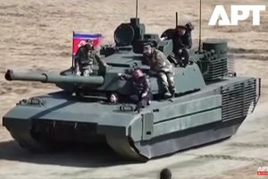 Κιμ Γιονγκ Ουν: Ο ηγέτης της Βόρειας Κορέας έκανε βόλτα πάνω σε τανκ μαζί με τη 13χρονη του