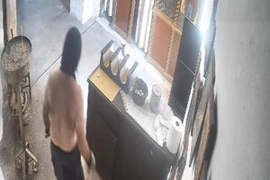 ΒΙΝΤΕΟ: Ημίγυμνος άνδρας κλέβει εκκλησία στο Ηράκλειο – Δείτε τις κινήσεις του