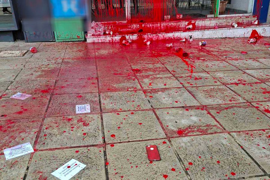 ΦΩΤΟ-Στόχος βανδαλισμού επιχείρηση στα Χανιά