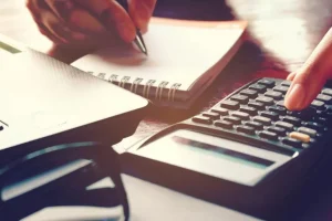 Τέσσερις μειώσεις φόρων ενεργοποιεί η κυβέρνηση τις επόμενες ημέρες: Τι αλλάζει σε ΕΝΦΙΑ και Ε1