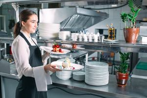 Αρχίζει η σεζόν – Τι ισχύει με τους μισθούς των ξενοδοχουπαλλήλων