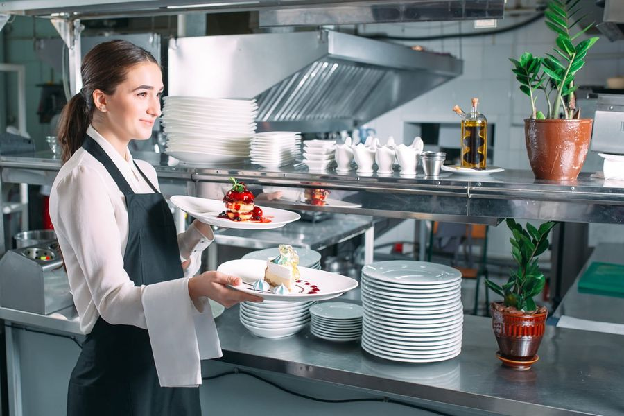 Αρχίζει η σεζόν – Τι ισχύει με τους μισθούς των ξενοδοχουπαλλήλων