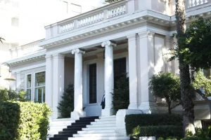 Μπαίνουμε στην πυρηνική ομπρέλα του Μακρόν!