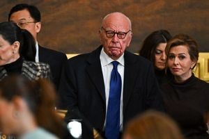 Ο Χιου Τζάκμαν τραγούδησε στα 95α γενέθλια του Ρούπερτ Μέρντοχ