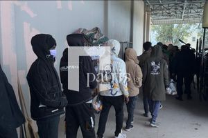 (ΦΩΤΟ): Μεταναστευτικό: Αποσυμφόρηση της Αγυιάς – Αναχωρούν τμηματικά οι μετανάστες