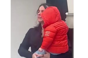 Viral η Ελληνίδα μάνα που ξεσπά σε δάκρυα περηφάνιας βλέποντας την κόρη της να παρελαύνει 