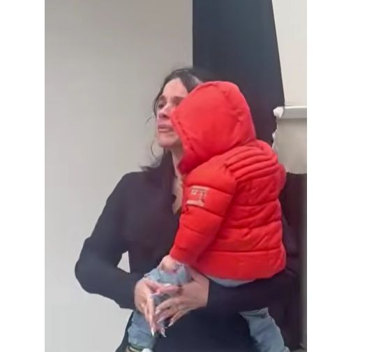 Viral η Ελληνίδα μάνα που ξεσπά σε δάκρυα περηφάνιας βλέποντας την κόρη της να παρελαύνει 