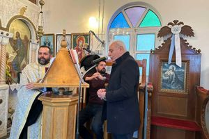 Ο Παύλος Μπαριτάκης σε ρόλο ψάλτη στο Μιλλιαράδο