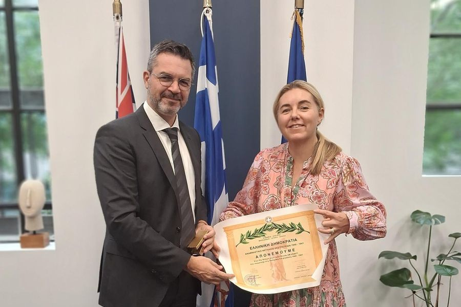 Τιμήθηκε από τον Έλληνα Πρόξενο στο Σίδνεϊ ο παππούς της που πολέμησε στη Μάχη της Κρήτης