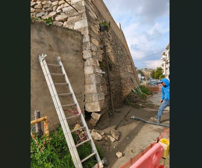 Δήμου Ρεθύμνου: Προσωρινή αποκατάσταση τοιχίου στην οδό Χατζημιχάλη Γιάνναρη