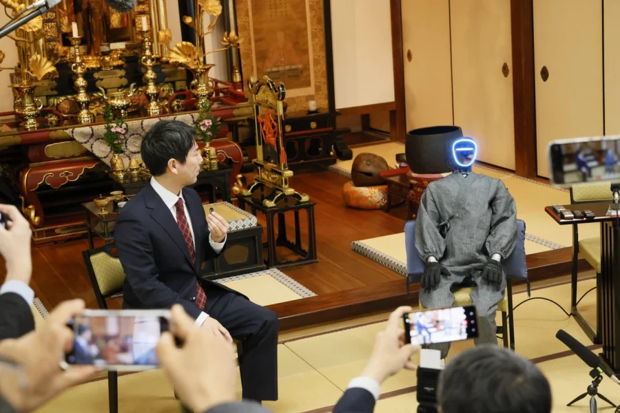 Η Ιαπωνία παρουσιάζει για πρώτη φορά έναν ανθρωποειδή ρομπότ – ιερέα