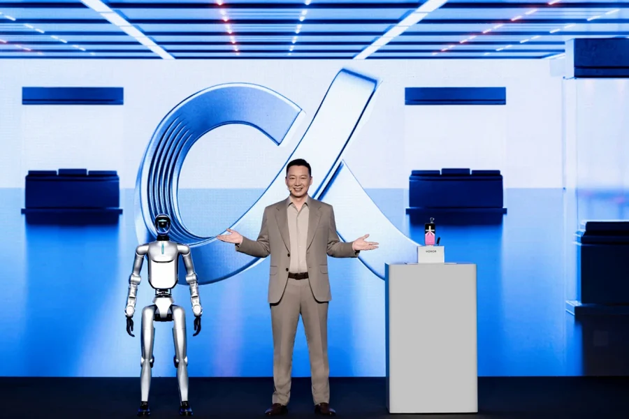 Ανθρωποειδές ρομπότ εντυπωσιάζει τους θεατές με άψογο moonwalk και backflip