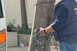 Εποχική… καθυστέρηση στο Ηράκλειο: Λίγο πριν την Ανάσταση κατεβάζει τον Χριστουγεννιάτικο διάκοσμο ο δήμος