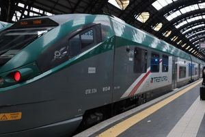 Διαδηλωτές οργάνωσαν καθιστική διαμαρτυρία στον σταθμό της Πίζας και εμπόδισαν την διέλευση τρένου που μετέφερε στρατιωτικό υλικό