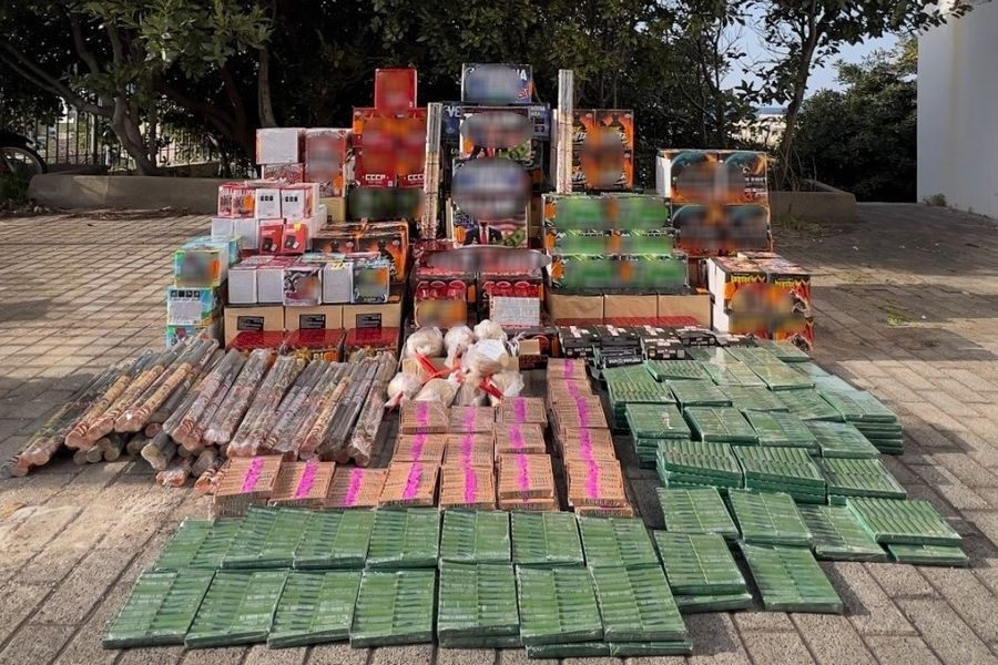 ΦΩΤΟ: Έφερνε από το εξωτερικό βεγγαλικά και κροτίδες – Συνελήφθη ο «εισαγωγέας» και ο συνεργάτης του