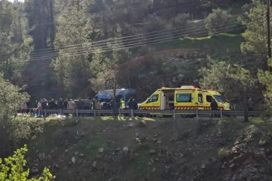 Τροχαίο με σχολικό λεωφορείο στην Κύπρο: 13 τραυματίες από τη σύγκρουση
