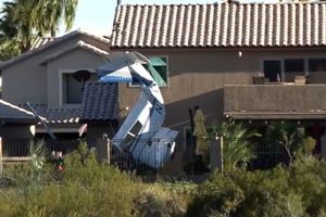 Τρεις τραυματίες από συντριβή μικρού αεροσκάφους σε σπίτια στο Φοίνιξ, δείτε βίντεο
