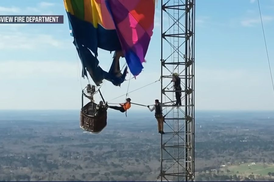 Αερόστατο “τράκαρε” σε πύργο κινητής τηλεφωνίας σε ύψος 300 μέτρων στο Τέξας – Δραματική διάσωση δύο ατόμων