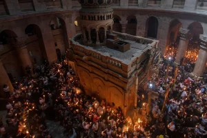 Τα τέσσερα σενάρια για το πώς θα μεταφερθεί το Άγιο Φως στην Ελλάδα