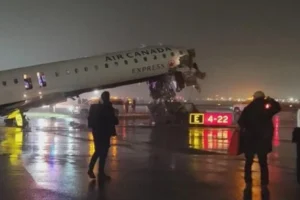 Αεροσκάφος συγκρούστηκε με πυροσβεστικό όχημα στο αεροδρόμιο LaGuardia της Νέας Υόρκης, αναφορές για νεκρούς και τραυματίες