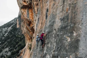 Νεκρός 60χρονος αναρριχητής στην Κάλυμνο, έπεσε από τα 10 μέτρα