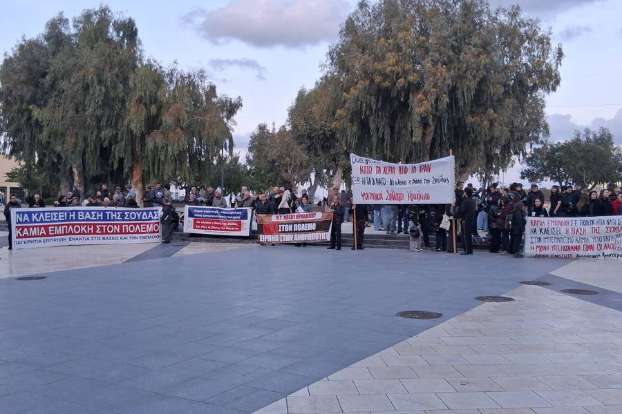 (ΦΩΤΟ & ΒΙΝΤΕΟ)- Φωνή κατά του πολέμου στην πλατεία Ελευθερίας