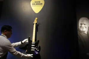 Η «Black Strat» του Ντέιβιντ Γκίλμορ είναι η ακριβότερη κιθάρα που πωλήθηκε σε δημοπρασία