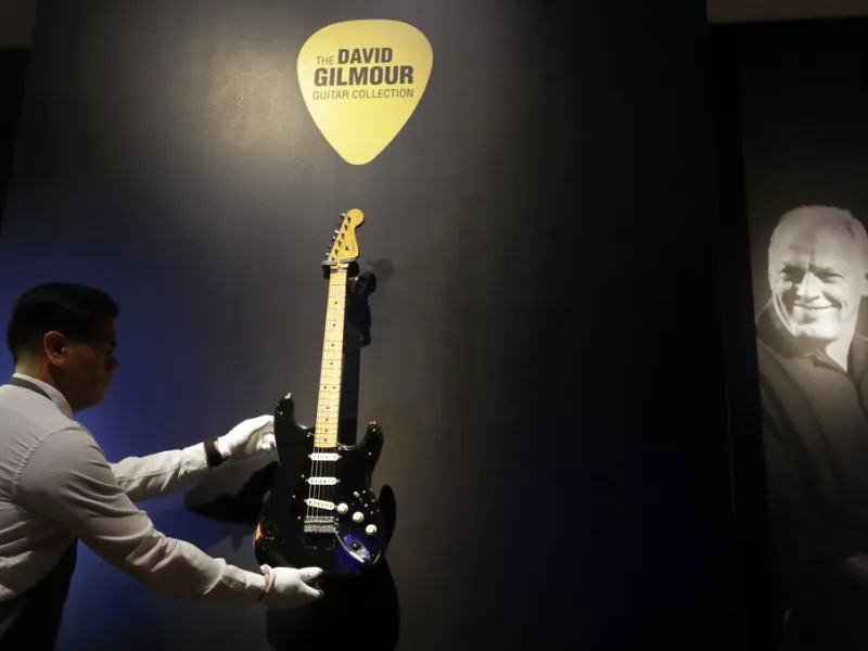 Η «Black Strat» του Ντέιβιντ Γκίλμορ είναι η ακριβότερη κιθάρα που πωλήθηκε σε δημοπρασία