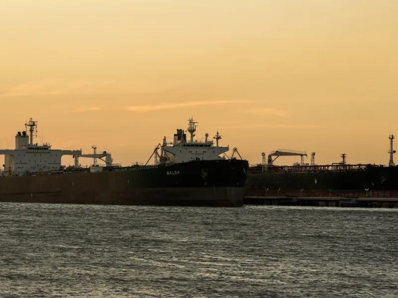 Δεκάδες πλοία ακινητοποιημένα στον Περσικό, δεν περνούν το Στενό του Ορμούζ