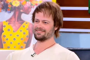 Ο σωσίας του Μπραντ Πιτ Άρης Κόντος μίλησε για τη συνεργασία τους: Δεν είναι καθόλου ψωνισμένος