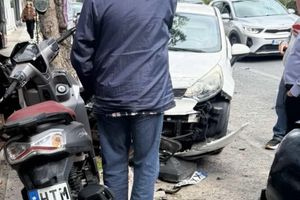 (ΦΩΤΟ) Τροχαίο στο Ηράκλειο – Βλάβη σε γερανοφόρο όχημα παρέσυρε ΙΧ και μηχανές