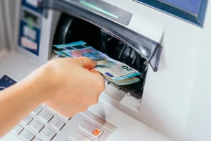 Κατώτατος μισθός: Οι αυξήσεις, τα καθαρά ποσά για τους εργαζόμενους έως 30 ετών και τι ισχύει με δημόσιο και τριετίες – Δείτε παραδείγματα