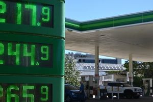 H Αυστραλία μειώνει στο μισό τον φόρο στα καύσιμα