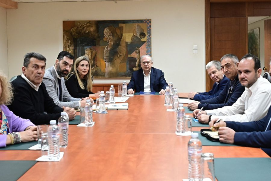 Παραμένει το πλαφόν, φρενάρουν οι απεργίες των βενζινοπωλών μετά τη συνάντησή τους με τον Θεοδωρικάκο – «Να βάλουν πλάτη» ζήτησε ο υπουργός