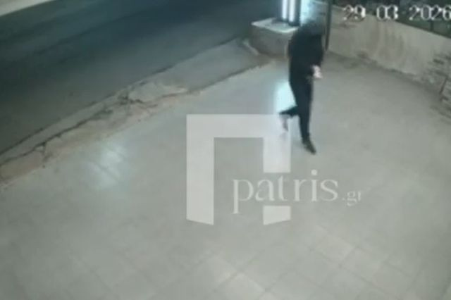 Καρέ-καρέ η στιγμή που δράστης τοποθετεί και πυροδοτεί τον εκρηκτικό μηχανισμό στην καφετέρια