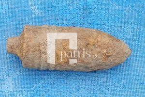 (ΦΩΤΟ) Ηράκλειο: Βρήκε στο χωράφι του βλήμα κατοχικής περιόδου και το πήρε για έκθεμα στο σπίτι του!