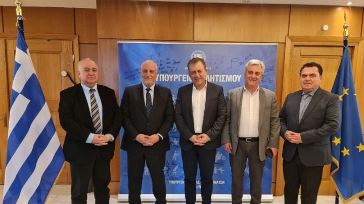 Ο Γιάννης Βρούτσης παρέδωσε στον ΣΕΕΝ τον «Χάρτη του ελληνικού αθλητισμού», μέσω του e-Kouros