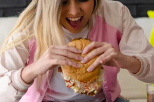 Χοληστερόλη: Το «καμπανάκι» χτυπά πριν τα 40 – Τι αλλάζει στις νέες οδηγίες