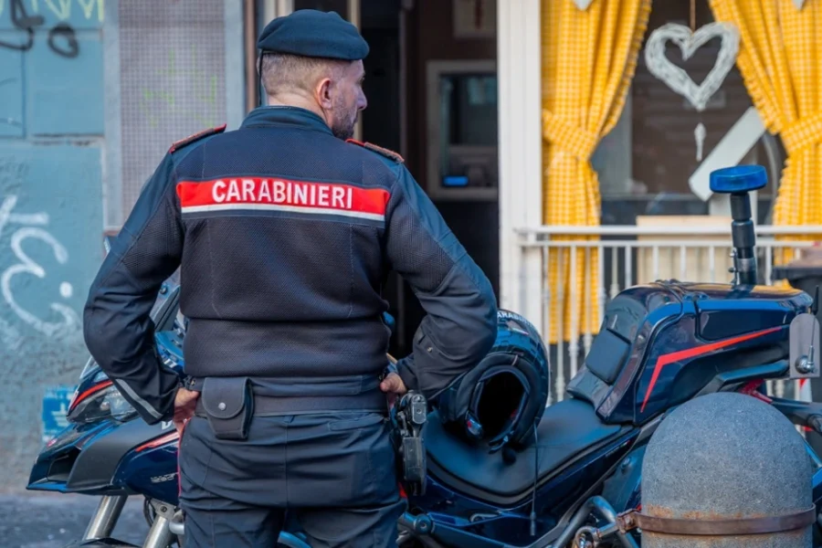 Ιταλία: 13χρονος μαχαίρωσε και τραυμάτισε καθηγήτρια έξω από σχολείο, βιντεοσκόπησε την επίθεση με κινητό