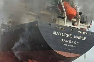 Τρεις ναυτικοί από την Ταϊλάνδη έχουν πιθανόν «παγιδευτεί» στο μηχανοστάσιο πλοίου που υπέστη επίθεση από το Ιράν