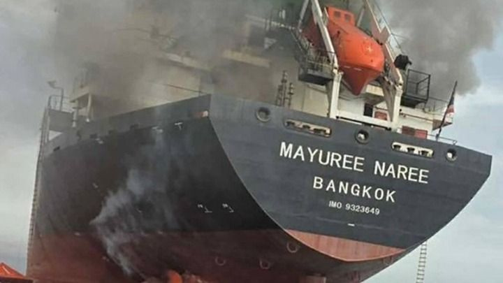 Τρεις ναυτικοί από την Ταϊλάνδη έχουν πιθανόν «παγιδευτεί» στο μηχανοστάσιο πλοίου που υπέστη επίθεση από το Ιράν