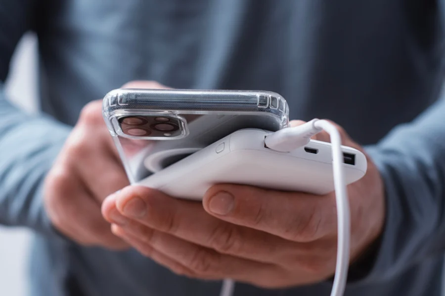 Γιατί τα κινητά δεν πωλούνται πια με φορτιστή