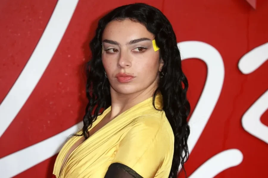 Η Charli xcx πρωταγωνιστεί σε ταινία τρόμου με φόντο το Κιότο