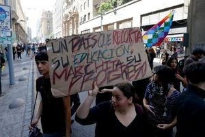 Χιλιάδες μαθητές και φοιτητές βγήκαν στους δρόμους της Χιλής για να υπερασπιστούν τη δημόσια και δωρεάν τριτοβάθμια εκπαίδευση