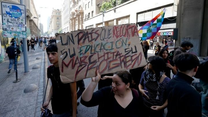 Χιλιάδες μαθητές και φοιτητές βγήκαν στους δρόμους της Χιλής για να υπερασπιστούν τη δημόσια και δωρεάν τριτοβάθμια εκπαίδευση